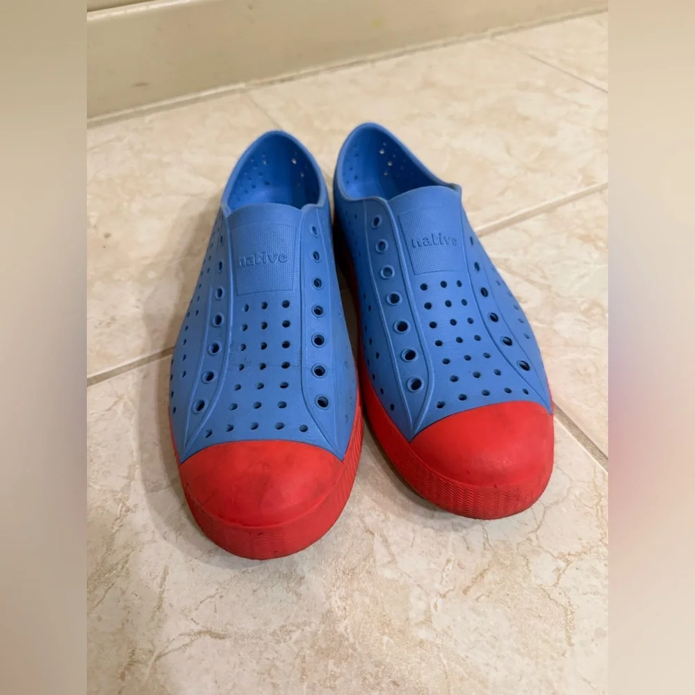 NATIVE Kids Blue and Red Shoes SIZE J6